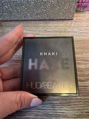 HUDA BEAUTY Khaki Single Eyeshadow Compact